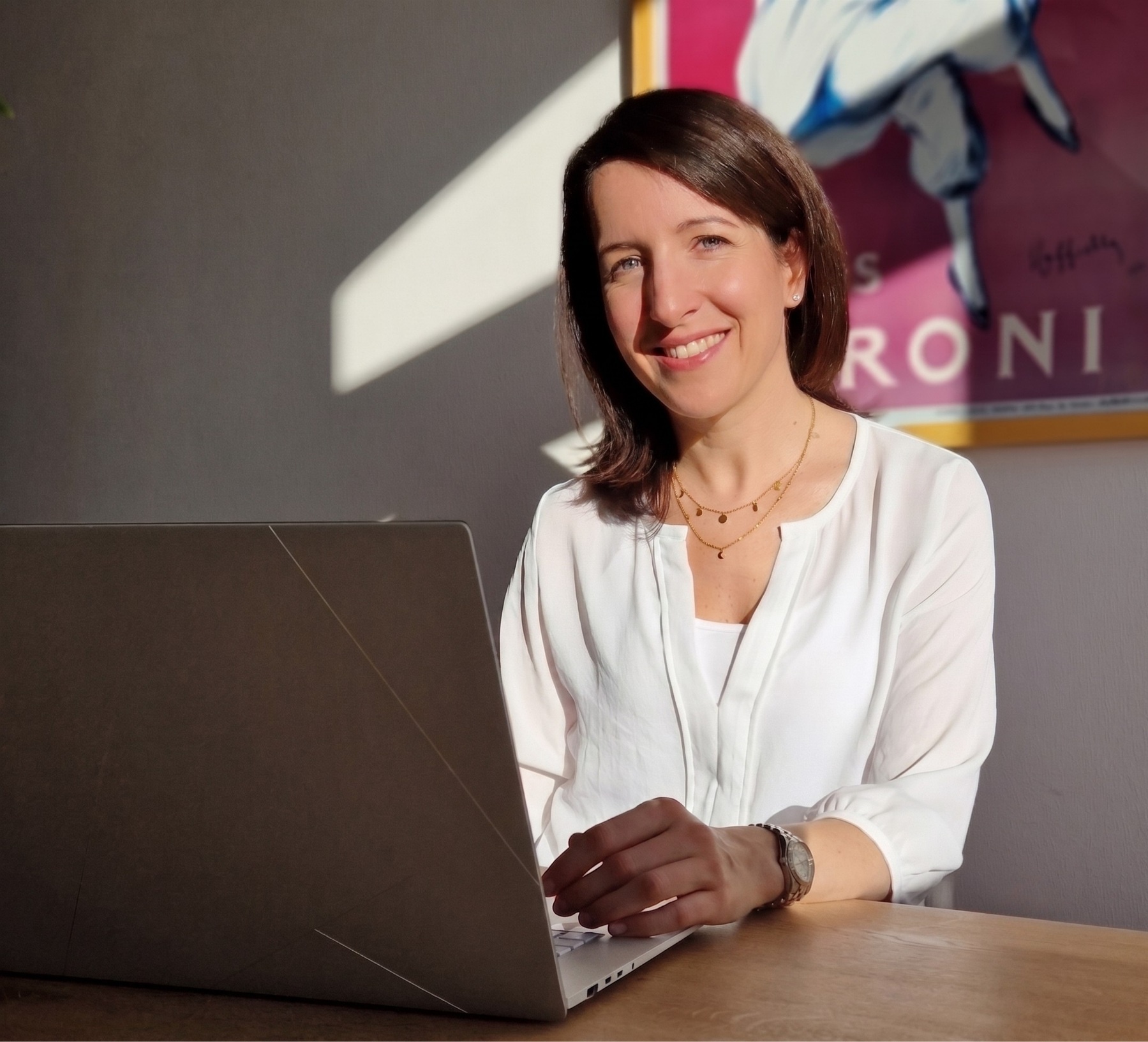 Judith Figlhuber-Otto, Gründerin von Madame KI, bei der Arbeit am Laptop